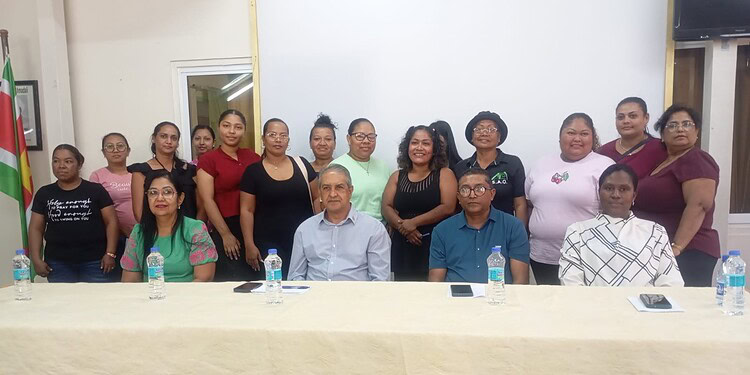 9970ad62 9fc7 43fc 8ddd a412f3f37a27 In Groningen, in het district Saramacca, is de Stichting Arbeidsmobilisatie en Ontwikkeling (SAO) gestart met drie gesubsidieerde vaktrainingen binnen het project Wroko Fu Mek Moni. Het gaat om de trainingen Textiele werkvormen, GaWaSa en Elektro-huisinstallatie. In totaal hebben 81 deelnemers uit het district zich aangemeld.