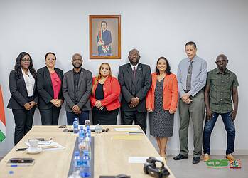 AZP heeft nieuwe Raad van Commissarissen 2 Minister André Misiekaba van Volksgezondheid, Welzijn en Arbeid (VWA) heeft maandag 23 februari 2026 de nieuwe Raad van Commissarissen (RvC) van het Academisch Ziekenhuis Paramaribo (AZP) officieel geïnstalleerd.