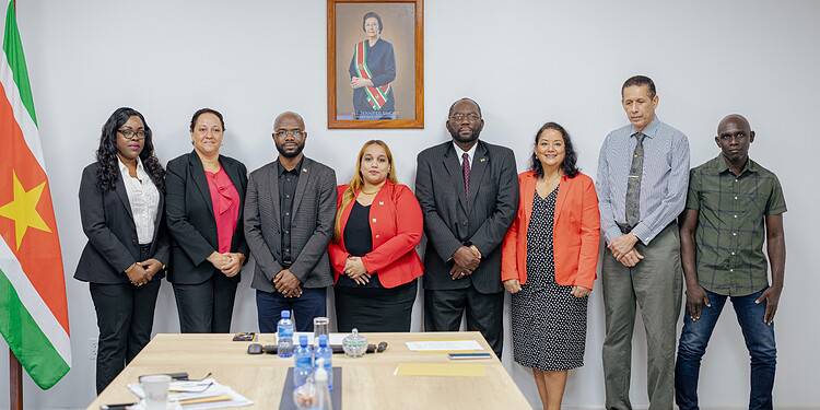 AZP heeft nieuwe Raad van Commissarissen 2 Minister André Misiekaba van Volksgezondheid, Welzijn en Arbeid (VWA) heeft maandag 23 februari 2026 de nieuwe Raad van Commissarissen (RvC) van het Academisch Ziekenhuis Paramaribo (AZP) officieel geïnstalleerd.