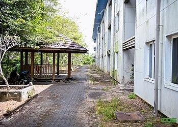 Bestuur Campus Village zet in op herstel na inventarisatie 8 Het bestuur van de Stichting Student Housing Campus Village (SSHCV), dat per 1 november 2025 is aangetreden, heeft tijdens een omvangrijke inventarisatie vastgesteld dat campusfaciliteiten in slechte staat verkeren. Dit zei bestuursvoorzitter Megan Griffith tijdens een interview met de Communicatie Dienst Suriname (CDS) op vrijdag 13 februari 2026.