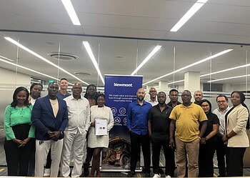Bestuur van de Newmont Werknemersorganisatie N.W.O. en het onderhandelingsteam van Newmont Suriname Newmont Suriname en de vakbond Newmont Werknemersorganisatie (NWO) maken bekend dat zij een akkoord hebben bereikt over een nieuwe tweejarige collectieve arbeidsovereenkomst (cao) voor de Merian-operatie.