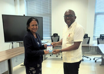 Bezoek MAS bij OM e1770426497852 De directeur van de Maritieme Autoriteit Suriname (MAS), Michel Amafo, heeft op dinsdag 3 februari 2026 samen met enkele functionarissen een bezoek gebracht aan het Openbaar Ministerie. De delegatie werd ontvangen door hoofdofficier Maikoe en medewerkers van het OM.