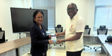 Bezoek MAS bij OM e1770426497852 De directeur van de Maritieme Autoriteit Suriname (MAS), Michel Amafo, heeft op dinsdag 3 februari 2026 samen met enkele functionarissen een bezoek gebracht aan het Openbaar Ministerie. De delegatie werd ontvangen door hoofdofficier Maikoe en medewerkers van het OM.