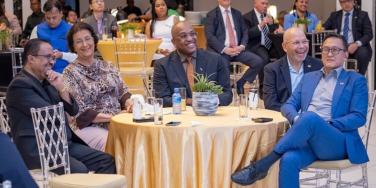 BIS brengt diplomatiek korps en partners samen: “Buitenlands beleid voor een beter Suriname” 1 Buitenlands beleid moet resulteren in beter Suriname 4 1536x1024 1 Het ministerie van Buitenlandse Zaken, Internationale Handel en Samenwerking (BIS) heeft vrijdag 20 februari 2026 een MOFA Netwerkreceptie gehouden om internationale relaties te versterken en het buitenlands beleid steviger te verbinden aan concrete resultaten voor Suriname.
