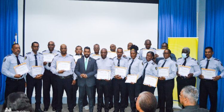 Certificaatuitreiking Case Management voor penitentiaire ambtenaren 5 Een groep penitentiaire ambtenaren heeft maandag het certificaat Case Management ontvangen. Tijdens de uitreiking benadrukte Harish Monorath dat case management een belangrijke schakel vormt richting succesvolle re-integratie van gedetineerden.