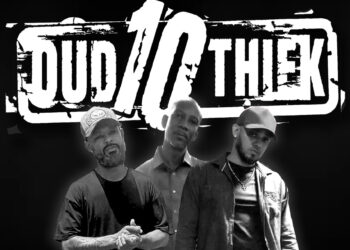 Collectief pers foto scaled e1771722658374 Het driekoppige woordkunstenaarscollectief OUD10THIEK maakt op zaterdag 28 februari zijn live-debuut tijdens een literaire avond in Soup Oso. Volgens een persbericht verschijnt diezelfde dag ook de eerste track, ‘Hoe dan ook’, inclusief videoclip, geproduceerd door Mosha Records.