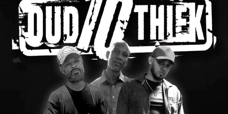 Collectief pers foto scaled e1771722658374 Het driekoppige woordkunstenaarscollectief OUD10THIEK maakt op zaterdag 28 februari zijn live-debuut tijdens een literaire avond in Soup Oso. Volgens een persbericht verschijnt diezelfde dag ook de eerste track, ‘Hoe dan ook’, inclusief videoclip, geproduceerd door Mosha Records.