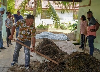 DSC01778 34 1536x864 1 Het ministerie van Landbouw, Veeteelt en Visserij (LVV) heeft vrijdag 27 februari 2026 in het district Coronie de training ‘Traditionele Compost’ officieel afgesloten. Daarmee kwam een traject ten einde dat op 20 november 2025 van start ging en in het teken stond van het stimuleren van duurzame landbouwpraktijken.