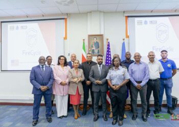 Digitaal vuurwapenregistratiesysteem versterkt strijd tegen illegale wapens in Suriname 6 Illegale vuurwapens vormen al jaren een groeiende uitdaging voor de veiligheid in Suriname. Met de formele lancering van een digitaal vuurwapenregistratiesysteem krijgt het land een nieuw instrument om wapens beter te monitoren en de aanpak van wapencriminaliteit te versterken. Het systeem is op woensdag 4 februari 2026 gelanceerd als project in samenwerking met de Caribbean Community (CARICOM) Implementation Agency for Crime and Security (IMPACS).