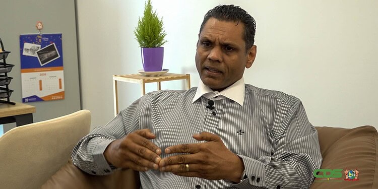 Directeur Volksgezondheid stelt samenleving gerust over kwestie Nutrilon 2 In de samenleving is commotie ontstaan over de recente terugroepactie van Nutrilon-babyvoeding. De terugroeping is formeel ingesteld voor de Nederlandse markt, maar uit inventarisatie is gebleken dat enkele van de betreffende batches via reguliere distributiekanalen ook in Suriname zijn geïmporteerd. Directeur Volksgezondheid van het ministerie van Volksgezondheid, Welzijn & Arbeid (VWA), Rakesh Gajadhar Sukul, zegt dat er geen sprake is van “iets vreselijks”.