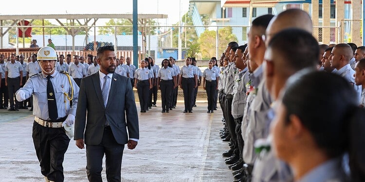 IMG 20260227 WA0029 De personele capaciteit van het Korps Penitentiaire Ambtenaren (KPA) is vrijdag versterkt met de benoeming van 197 nieuwe penitentiaire ambtenaren der 4e klasse. De rekruten legden op 27 februari 2026 de eed af tijdens een ceremonie waarbij ook procureur-generaal Garcia Paragsingh aanwezig was. Volgens het ministerie past de uitbreiding binnen het beleid om veiligheid, orde en rechtszekerheid duurzaam te waarborgen.
