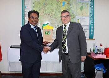 IMG 5821 1536x1024 1 Suriname en Brazilië willen de samenwerking intensiveren op het gebied van voedselveiligheid, landbouwtechnologie en handel. Dat is besproken tijdens overleg tussen LVV-minister Mike Noersalim en de Braziliaanse ambassadeur Felipe Costi Santarosa, in aanloop naar een technische missie eind maart.