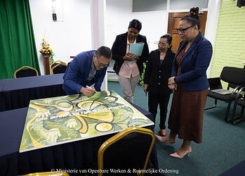 IMG 9370 1536x1025 1 Minister Stephen Tsang heeft woensdag 12 februari 2026 de zogeheten “pledge van IK-BEN” ondertekend. Het initiatief is bedoeld om de samenwerking tussen overheidsinstanties te versterken, met als doel een veilig netwerk voor kinderen te creëren en de implementatie van het Kinderrechtenverdrag te ondersteunen.