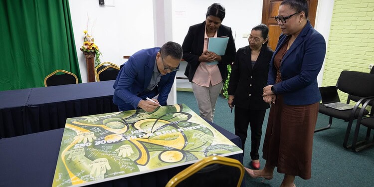 Minister Tsang ondertekent IK-BEN-pledge voor versterking kinderbescherming 1 IMG 9370 1536x1025 1 Minister Stephen Tsang heeft woensdag 12 februari 2026 de zogeheten “pledge van IK-BEN” ondertekend. Het initiatief is bedoeld om de samenwerking tussen overheidsinstanties te versterken, met als doel een veilig netwerk voor kinderen te creëren en de implementatie van het Kinderrechtenverdrag te ondersteunen.