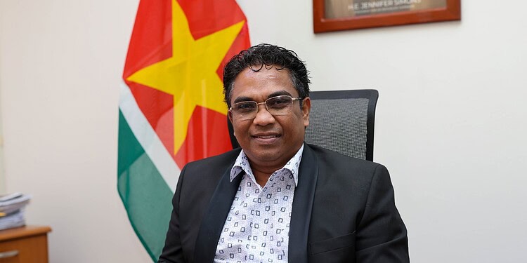 LVV wil werkomstandigheden boeren verbeteren 1 Het ministerie van LVV wil de werkomstandigheden van boeren in de diverse districten van Suriname verbeteren. In dat kader heeft minister Mike Noersalim meerdere werkbezoeken afgelegd om zich ter plekke te laten informeren over de uitdagingen waarmee landbouwers te maken hebben.