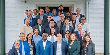 Local Content Board en sectorpartners maken werk van snelle werkbare oplossingen richting 2028 4 De Local Content Board (LCB) heeft op maandag 23 februari 2026 een strategische stakeholdermeeting gehouden met vertegenwoordigers van internationale olie- en gasoperators, toeleveranciers en Staatsolie. Aanwezig waren onder meer SBM Offshore, Petronas, TotalEnergies, Chevron, Halliburton en APA, naast andere partners binnen de sector.