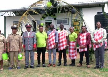 MIN VG 3 De Medische Zending (MZ)-polikliniek in Coeroeni (Zuidwest-Suriname) is officieel geopend door minister André Misiekaba van Volksgezondheid, Welzijn en Arbeid (VWA). De openingsceremonie vond plaats op maandag 2 februari, tijdens een werkbezoek van de bewindsman aan het gebied.