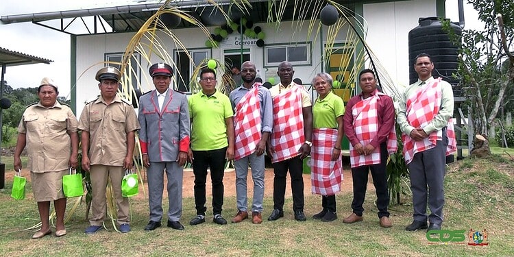 MIN VG 3 De Medische Zending (MZ)-polikliniek in Coeroeni (Zuidwest-Suriname) is officieel geopend door minister André Misiekaba van Volksgezondheid, Welzijn en Arbeid (VWA). De openingsceremonie vond plaats op maandag 2 februari, tijdens een werkbezoek van de bewindsman aan het gebied.