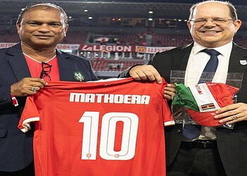 Uitwisseling tussen de voorzitters SVB en Panama Voetbal Bond. Beeld Dayasankar Mathoera
