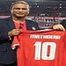 Uitwisseling tussen de voorzitters SVB en Panama Voetbal Bond. Beeld Dayasankar Mathoera