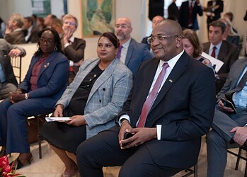 Minister Bouva benadrukt prioriteiten buitenlands beleid bij ontmoeting met niet residerende ambassadeurs 3 In de marge van een werkbezoek aan Brazilië heeft minister Bouva op maandag 2 februari 2026 op de Surinaamse ambassade in Brasilia overleg gevoerd met de niet-residerende ambassadeurs van bijna veertiglanden. Het ging om diplomaten die naast hun standplaats eveneens zijn geaccrediteerd bij de Republiek Suriname.