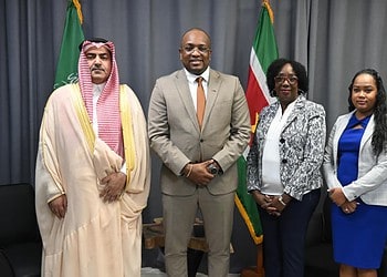 Minister Bouva ontvangt Ambassadeur van Saoedi Arabie voor beleefdheidsbezoek 1 Minister Melvin Bouva van Buitenlandse Zaken (BIS) ontving woensdag 12 februari 2026 de niet-residerende ambassadeur van Saoedi-Arabië voor Suriname, Abdullah Muhammad Alsaihani, voor een beleefdheidsbezoek.