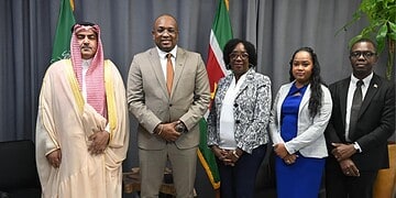 Minister Bouva ontvangt Ambassadeur van Saoedi Arabie voor beleefdheidsbezoek 1 Minister Melvin Bouva van Buitenlandse Zaken (BIS) ontving woensdag 12 februari 2026 de niet-residerende ambassadeur van Saoedi-Arabië voor Suriname, Abdullah Muhammad Alsaihani, voor een beleefdheidsbezoek.