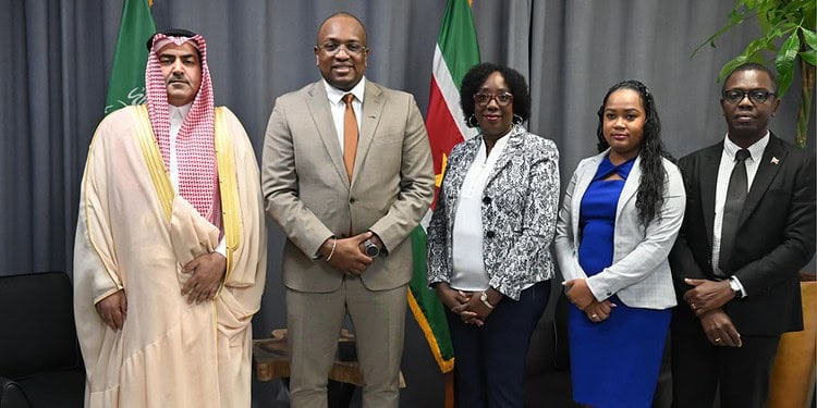 Bouva ontvangt Saoedische ambassadeur voor beleefdheidsbezoek 1 Minister Bouva ontvangt Ambassadeur van Saoedi Arabie voor beleefdheidsbezoek 1 Minister Melvin Bouva van Buitenlandse Zaken (BIS) ontving woensdag 12 februari 2026 de niet-residerende ambassadeur van Saoedi-Arabië voor Suriname, Abdullah Muhammad Alsaihani, voor een beleefdheidsbezoek.