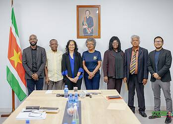 Minister Misiekaba installeert commissie ter voorkoming terugkeer malaria 2 Minister André Misiekaba van Volksgezondheid, Welzijn en Arbeid (VWA) heeft de Commissie ter Preventie van Herintroductie van Malaria in Suriname geïnstalleerd. De commissie krijgt officieel de opdracht om te voorkomen dat malaria opnieuw voet aan de grond krijgt in Suriname.