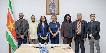 Minister Misiekaba installeert commissie ter voorkoming terugkeer malaria 2 Minister André Misiekaba van Volksgezondheid, Welzijn en Arbeid (VWA) heeft de Commissie ter Preventie van Herintroductie van Malaria in Suriname geïnstalleerd. De commissie krijgt officieel de opdracht om te voorkomen dat malaria opnieuw voet aan de grond krijgt in Suriname.