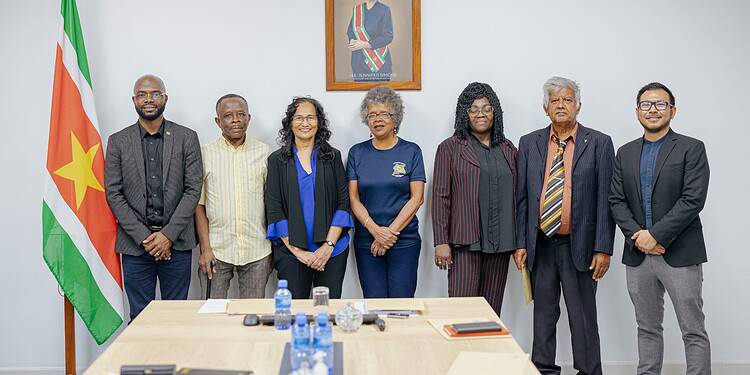 Minister Misiekaba installeert commissie ter voorkoming terugkeer malaria 2 Minister André Misiekaba van Volksgezondheid, Welzijn en Arbeid (VWA) heeft de Commissie ter Preventie van Herintroductie van Malaria in Suriname geïnstalleerd. De commissie krijgt officieel de opdracht om te voorkomen dat malaria opnieuw voet aan de grond krijgt in Suriname.