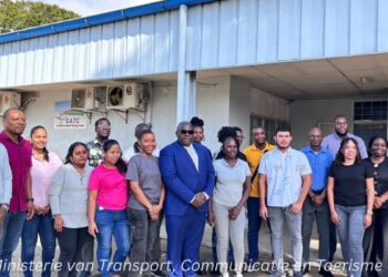 Ministerie van Transport Communicatie en Toerisme 89 Suriname is officieel gestart met een nieuwe opleidingsronde voor luchtverkeersleiders. Volgens het ministerie van TCT markeert de BATS-opleiding een belangrijke stap om de veiligheid, continuïteit en professionalisering van de nationale én internationale luchtvaart verder te versterken.
