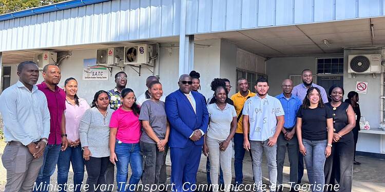 Ministerie van Transport Communicatie en Toerisme 89 Suriname is officieel gestart met een nieuwe opleidingsronde voor luchtverkeersleiders. Volgens het ministerie van TCT markeert de BATS-opleiding een belangrijke stap om de veiligheid, continuïteit en professionalisering van de nationale én internationale luchtvaart verder te versterken.