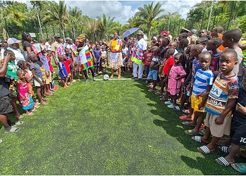 Multipurpose kunstgrasveld Pikin Slee officieel geopend 1 Het multipurpose kunstgrasveld in Pikin Slee is officieel geopend. De opening vond zaterdag 7 februari plaats en geldt volgens Regionale Ontwikkeling (RO) als een belangrijke stap voor sport en gemeenschapsontwikkeling in het dorp.