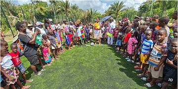 Multipurpose kunstgrasveld Pikin Slee officieel geopend 1 Het multipurpose kunstgrasveld in Pikin Slee is officieel geopend. De opening vond zaterdag 7 februari plaats en geldt volgens Regionale Ontwikkeling (RO) als een belangrijke stap voor sport en gemeenschapsontwikkeling in het dorp.