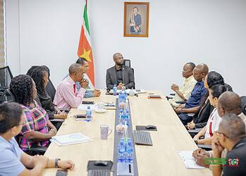 Nationale Immunisatie Commissie moet adviseren over vaccinatieprogrammas 3 De NITAG is een onafhankelijke adviescommissie die de overheid ondersteunt bij besluiten over het nationale vaccinatiebeleid en de aanpak van ziekten die met vaccins kunnen worden voorkomen. Dergelijke commissies bestaan in veel landen en werken doorgaans met wetenschappelijke gegevens en internationale richtlijnen als basis voor hun aanbevelingen.