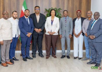 Nieuwe president commissaris MAS Voortbouwen op strategische koers 3 Delano Landvreugd is donderdag 5 februari 2026 door president Jennifer Simons geïnstalleerd als nieuwe president-commissaris van de Maritieme Autoriteit Suriname (MAS). Bij zijn aantreden geeft Landvreugd aan te willen voortbouwen op de strategische koers die eerder door de organisatie en de vorige Raad van Commissarissen (RvC) is uitgezet.