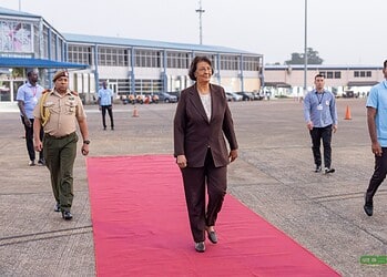 PRES 3 1536x1024 1 President Jennifer Simons heeft vlak voor haar vertrek vanaf de Johan Adolf Pengel International Airport benadrukt dat de CARICOM-top een belangrijk moment is voor de regio en voor Suriname in het bijzonder. Het land zal in 2027 het voorzitterschap van de Caribbean Community overnemen, waardoor de voorbereidingen en afstemming nu extra gewicht krijgen.