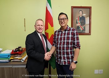 Picture 1 1536x1024 1 Zaakgelastigde, Paul Watzlavick van de Verenigde Staten in Suriname, heeft op vrijdag 27 februari 2026 een kennismakingsbezoek gebracht aan minister Stephen Tsang van het Ministerie van Openbare Werken en Ruimtelijke Ordening (OWRO).