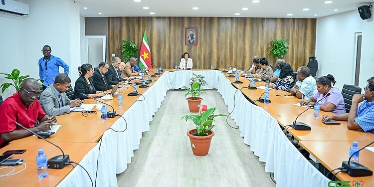 President en onderwijsbonden buigen zich over knelpunten en toekomst sector 5 President Jennifer Simons heeft donderdag 5 februari 2026 met vier onderwijsbonden gesproken over de toekomst van het onderwijs en urgente knelpunten. De bonden overhandigden een wensenpakket. Binnen enkele weken moet duidelijk worden welke maatregelen nu al haalbaar zijn en wat later volgt.