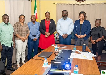 RO wil helpen om proces rond grenswet Oost-Suriname vlot te trekken 5 RO 17226 Het ministerie van Regionale Ontwikkeling (RO) zegt ondersteuning te willen bieden bij het traject rond de grenskwestie tussen Suriname en Frans-Guyana. Doel is het afronden van de grensbepalingen en het creëren van draagvlak, zodat de grenswet uiteindelijk kan worden aangenomen.