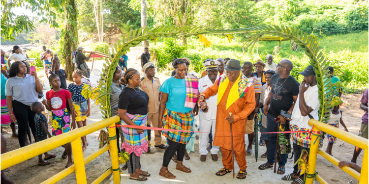 RO 9226 De gemeenschap van Bende Kondre beschikt sinds vrijdag 6 februari 2026 over een nieuwe betonnen brug. Minister Miquella Huur van Regionale Ontwikkeling opende de oeververbinding officieel in aanwezigheid van granman Albert Aboikoni, districtscommissaris Humphry Jeroe en dorpsvertegenwoordigers.