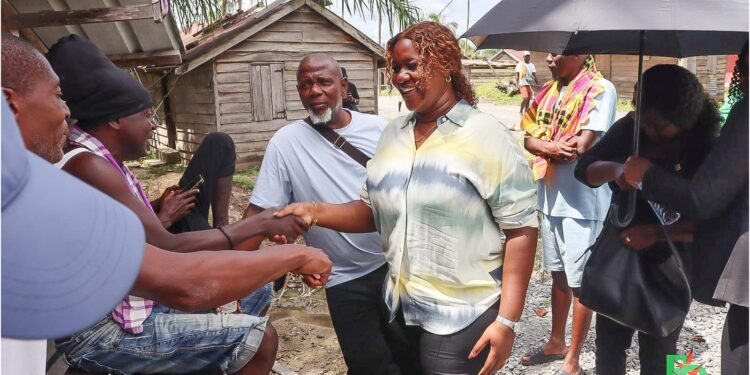 RO houdt Krutu met gemeenschap Niew Koffiekamp over goudkwestie Het ministerie van Regionale Ontwikkeling (RO) heeft dinsdag 17 februari een krutu gehouden met de gemeenschap van Nieuw Koffiekamp over het aanhoudende geschil met goudmijnbedrijf Zijin/Rosebel Gold Mines. De bijeenkomst vond plaats in het Obed van der Kamp Krutu Oso en stond in het teken van het zoeken naar een duurzame oplossing om rust en stabiliteit in het gebied te bewaren.