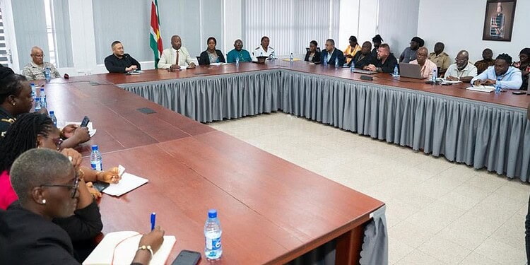 RO schuift aan bij overleg Matawai en Zijin over Moeroekreek 1 RO krutu Het ministerie van Regionale Ontwikkeling (RO) heeft deelgenomen aan overleg met de Matawai-gemeenschap en Rosebel Zijin N.V. over het goudwinningsgebied Moeroekreek.