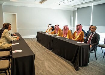 Regering voert bilaterale gesprekken met bevriende naties en organisaties 4 1536x1024 1 In de marge van de 50ste CARICOM-staatshoofdenvergadering heeft de Surinaamse regering bilaterale gesprekken gevoerd met bevriende landen en internationale partners. President Jennifer Simons en minister Melvin Bouva (BIS) spraken onder meer over handel, investeringen, energie, digitale transformatie en regionale samenwerking.