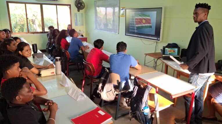 ReguillioNijman "Is het echt gebeurd?", "Waar gaan ze met ons bloed?", "Ik houd van deze verhalen", zo reageren enkele leerlingen op het Sranantongo-verhaal ‘Maskita e sutu. Fu san ede?’