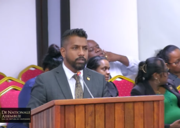 Screenshot 2026 01 28 080122 Ongeveer 400 politiemedewerkers zijn momenteel ingezet om de veiligheid van VIP’s te garanderen. Dit deelde minister Harish Monorath van Justitie en Politie donderdag in het parlement.