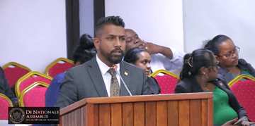 Screenshot 2026 01 28 080122 Ongeveer 400 politiemedewerkers zijn momenteel ingezet om de veiligheid van VIP’s te garanderen. Dit deelde minister Harish Monorath van Justitie en Politie donderdag in het parlement.