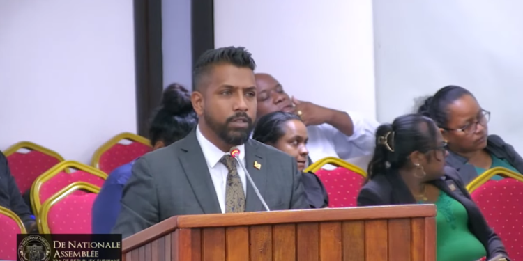 Screenshot 2026 01 28 080122 “Bij binnenkomst merken we dat we vluchten hebben met 200 Cubanen, maar bij terugkeer zitten er nog maar 30 Cubanen,” zei minister Harish Monorath van Justitie en Politie donderdag in het parlement.