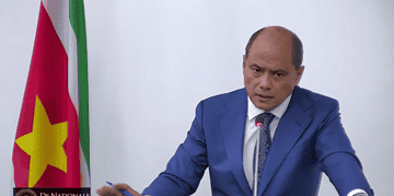 Screenshot 2026 02 03 103439 Jerrel Pawiroredjo, fractieleider van de NPS en lid van de commissie van rapporteurs, heeft tijdens de behandeling van wetsvoorstellen over het Openbaar Ministerie (OM) en de rechterlijke macht stevige kritiek geuit op de gekozen koers. Volgens hem is in de memorie van toelichting onvoldoende helder welk concreet probleem met de wijziging van artikel 146 van de Grondwet wordt opgelost.